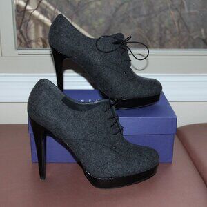 Stuart Weitzman Grey Flannel Platform Lace 5" with Black Patent Platform; Sz 11
